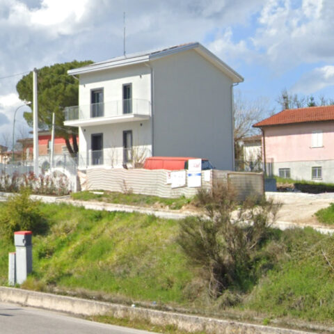 Abbattimento e ricostruzione casa privata Lioni